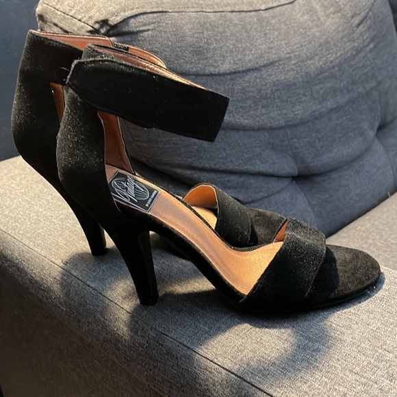 Black suede heels - Picture 2 of 6